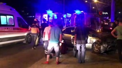 Takla atıp direğe çarparak durabilen otomobilden sağ çıktılar
