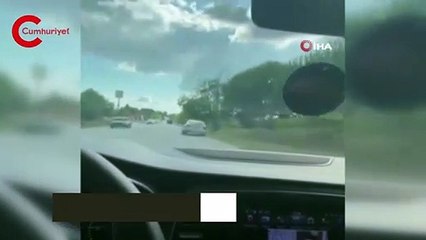 Kontrolden çıkan otomobil bariyerlerde asılı kaldı