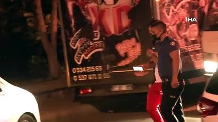 Kağıthane'de alkollü sürücü park halindeki 5 otomobile çarptı, o anlar kamerada