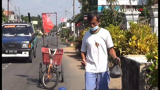Aksi Pria Disabilitas Menambal Jalan Berlubang