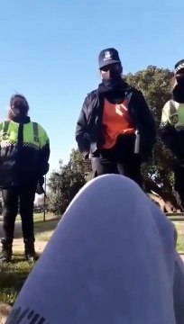 ¿Y estas son las órdenes que tienen que cumplir, señores policías? Vean las ridículas órdenes que tiene que hacer cumplir la policía en Argentina