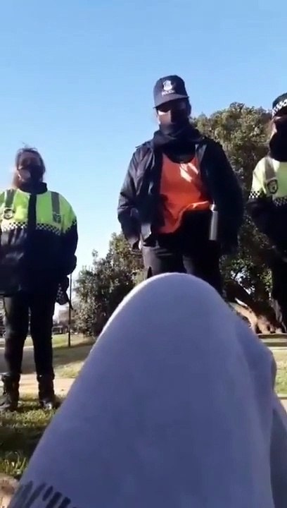 ¿Y estas son las órdenes que tienen que cumplir, señores policías? Vean las ridículas órdenes que tiene que hacer cumplir la policía en Argentina