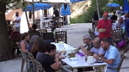 Sıcaktan bunalan vatandaşlar, efsaneye konu olan şelalede serinliyor