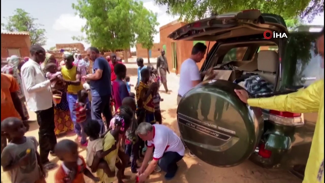 - Nijer’de çocukların yüzü Türkiye ile güldü- Kızılay, Nijer’de binlerce çocuğa tişört, pantolon ve terlik dağıttı- Nijerli çocuklar “Türkiye, Türkiye” sloganları attı
