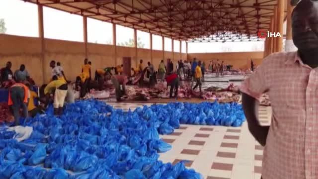 Son dakika haberleri: Nijer'de çocukların yüzü Türkiye ile güldüKızılay, Nijer'de binlerce çocuğa tişört, pantolon ve terlik dağıttıNijerli çocuklar "Türkiye, Türkiye"...