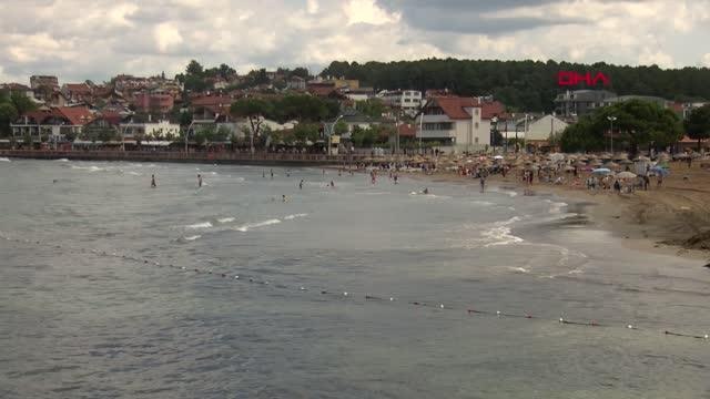 YASAĞA VE TEHLİKEYE ALDIRIŞ ETMEDEN DENİZE GİRDİLER