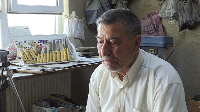 BURSA - El sanatları ustası Balım, bıçakçılığı 50 yıldır 9 metrekarelik atölyesinde yaşatmaya çalışıyor