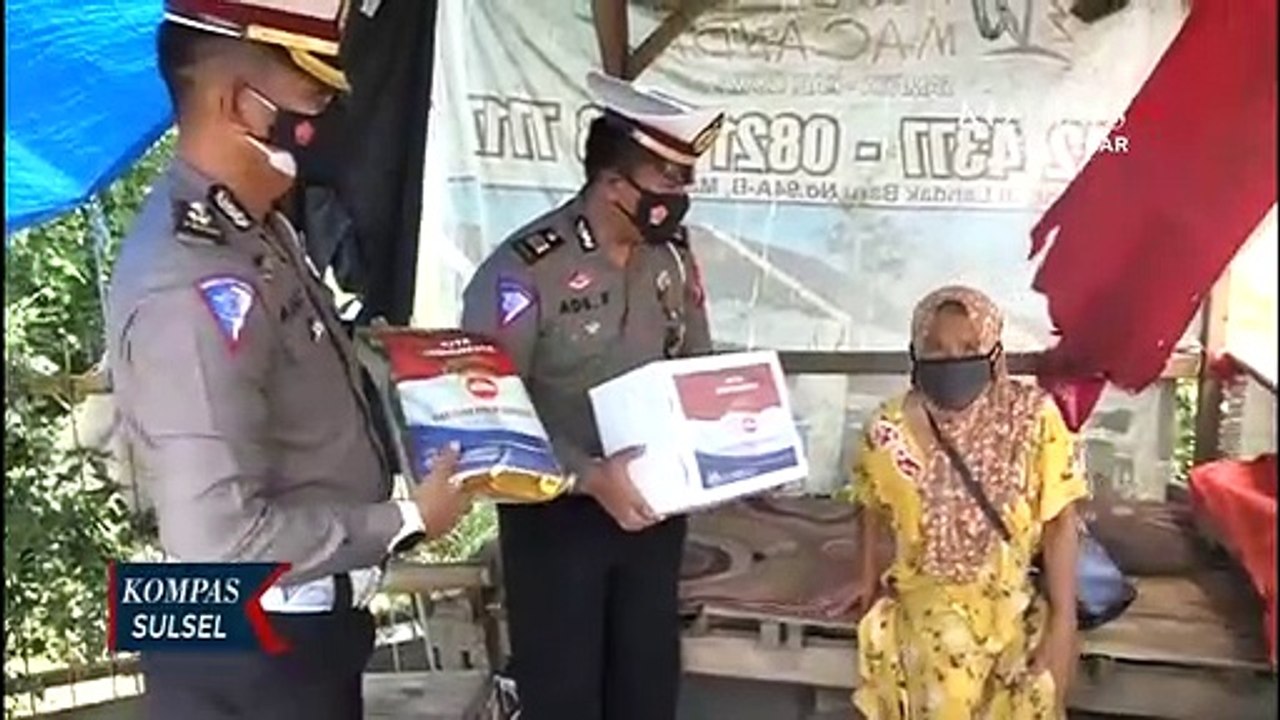 Ditlantas Polda Sulsel Bagikan Ratusan Paket Se...