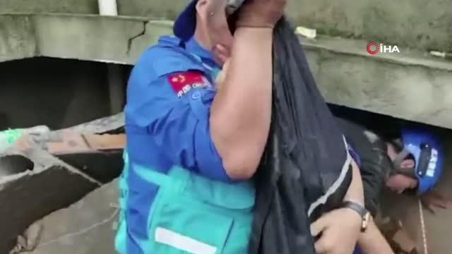 Çin'i vuran selde çöken evin altında kalan bebek sağ olarak çıkarıldı