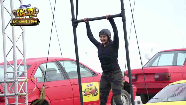 Khatron Ke Khiladi 11 Episode 4; Divyanka Tripathi Flinch Stunt | FilmiBeat