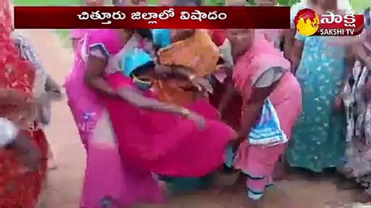 మహిళకు నడిరోడ్డు మీద కాన్పు : చిత్తూరు