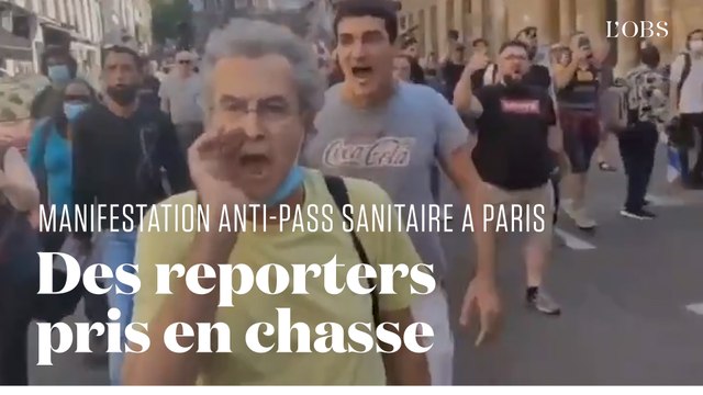 Deux journalistes de BFMTV conspués par une horde de manifestants anti-pass sanitaire
