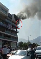 5'İNCİ KATTAKİ DAİRESİNDE ÇIKAN YANGINDA, ALT KATA SARKARAK KURTULDU