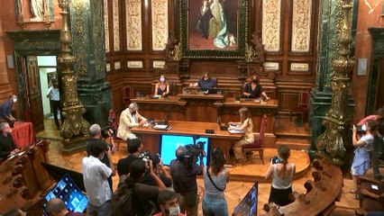 Colau pone el retrato del Rey en el pleno, luciendo mascarilla con bandera republicana
