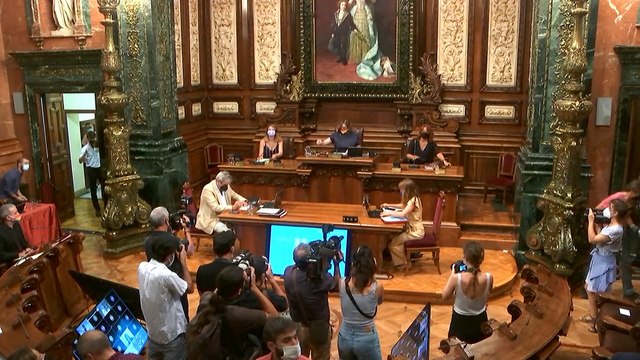 Colau pone el retrato del Rey en el pleno, luciendo mascarilla con bandera republicana