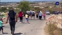 الفلسطينيون يزورون الأراضي المحتلة عام 48 من خلال عبور فتحات في جدار الفصل العنصري
