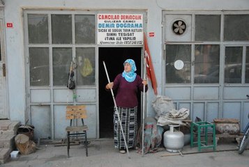 GÜLİZAR USTA 37 YILDIR DEMİRE ŞEKİL VERİYOR