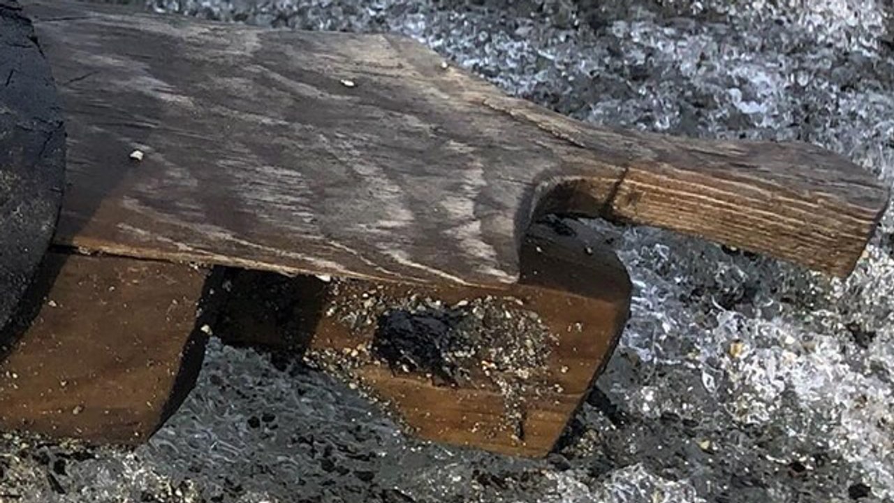 Abren una caja hallada en un glaciar con tesoros vikingos de hace 500 años