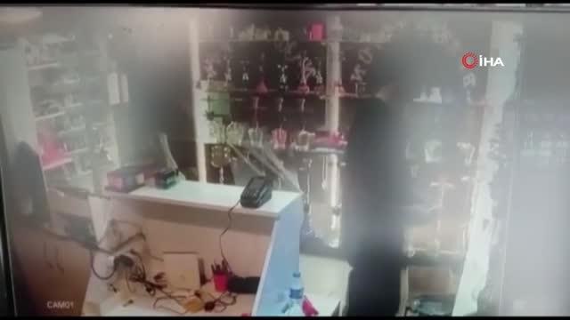 Müşteri gibi girdiği iş yerinde hırsızlık yaptı