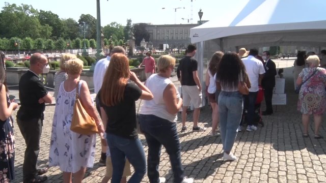 Succès de foule malgré les restrictions pour la première journée de portes ouvertes au Palais royal