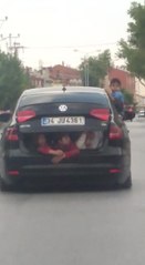 ÇOCUKLARIN OTOMOBİL BAGAJINDA TEHLİKELİ YOLCULUĞU