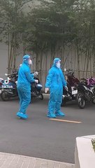 Nhân viên y tế bị rách quần