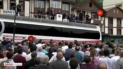 Erdoğan, afet bölgesinde vatandaşa çay dağıttı