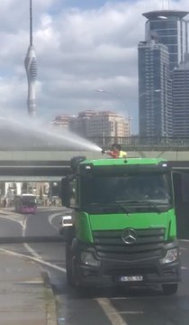 Son dakika... KADIKÖY'DE KÜÇÜK ÇOCUK SIKILAN SUYUN ALTINDA BÖYLE EĞLENDİ