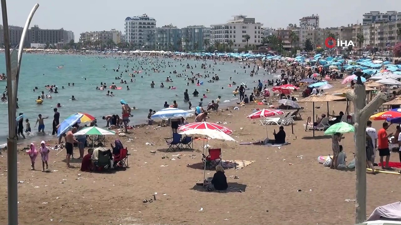Mersin plajlarında adım atacak yer kalmadı