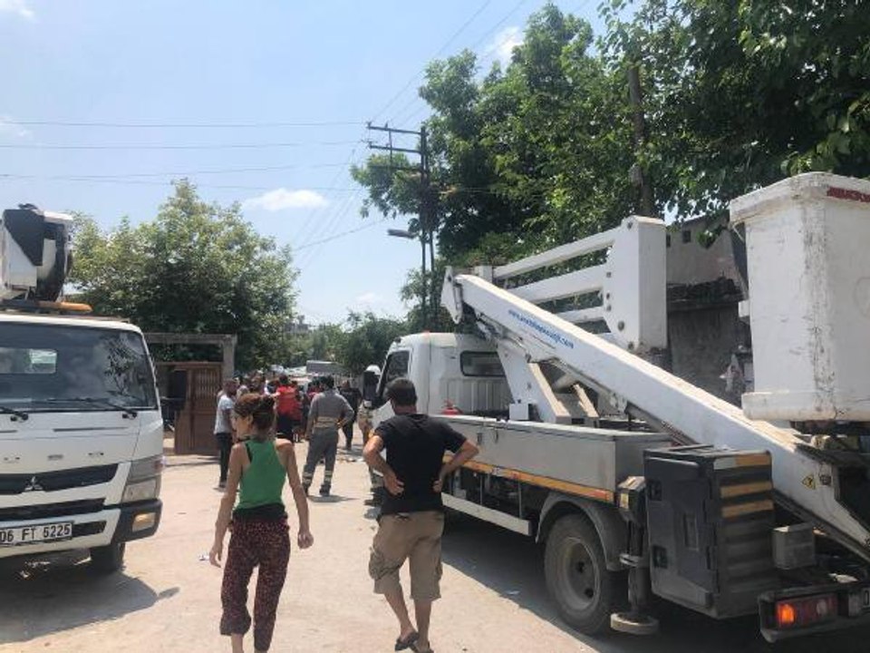 ÇIKTIĞI ELEKTRİK DİREĞİNDE AKIMA KAPILIP ÖLDÜ