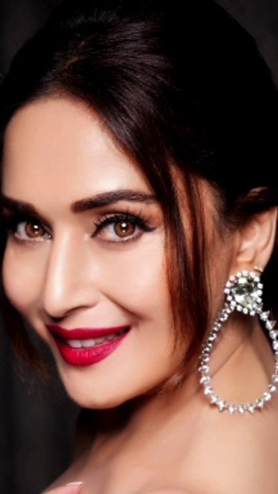 Madhuri Dixit Hair Style | Madhuri Dixit Style Dresses | Madhuri Dixit Smile, madhuri dixit smile photos, madhuri dixit dresses images, madhuri dixit age in 2021, madhuri dixit husband name, madhuri dixit husband name and pic