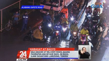 Video herunterladen: Mga umuuwi at delivery rider, naging pahirapan ang biyahe dahil sa baha; Ilang sasakyang lumusong, tumirik | 24 Oras