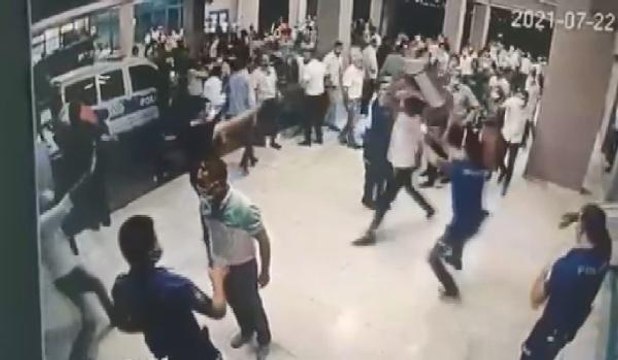 ÖLEN KORONAVİRÜS HASTASININ YAKINLARI POLİS VE SAĞLIK ÇALIŞANLARINA SALDIRDI