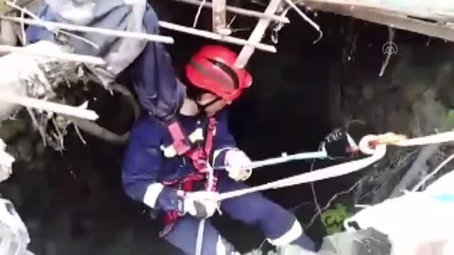 Düştüğü kuyuda mahsur kalan kedi yavrusunu itfaiye kurtardı