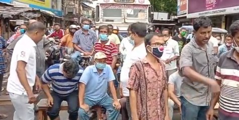 রাস্তার উপর জমা জল, দোকান বন্ধ করে প্রতিবাদে বসিরহাটে ব্যবসায়ীদের অবরোধ  | Oneindia Bengali