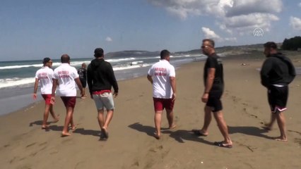 SİNOP -  Kuvvetli rüzgar nedeniyle bazı sahillerde denize girilmesine izin verilmiyor