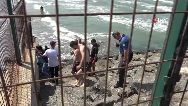 Karadeniz'de can pazarı... Babalarını kurtarmaya giden 2 kız çocuğu ve babaları boğulma tehlikesi geçirdi