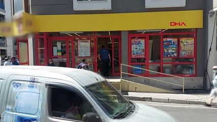 MARKET MÜDÜRÜNÜ BIÇAKLA YARALAYIP, KASİYERİ KOVALADI