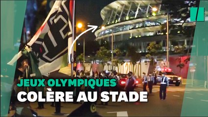 JO de Tokyo 2020: manifestation devant le stade pendant la cérémonie d'ouverture
