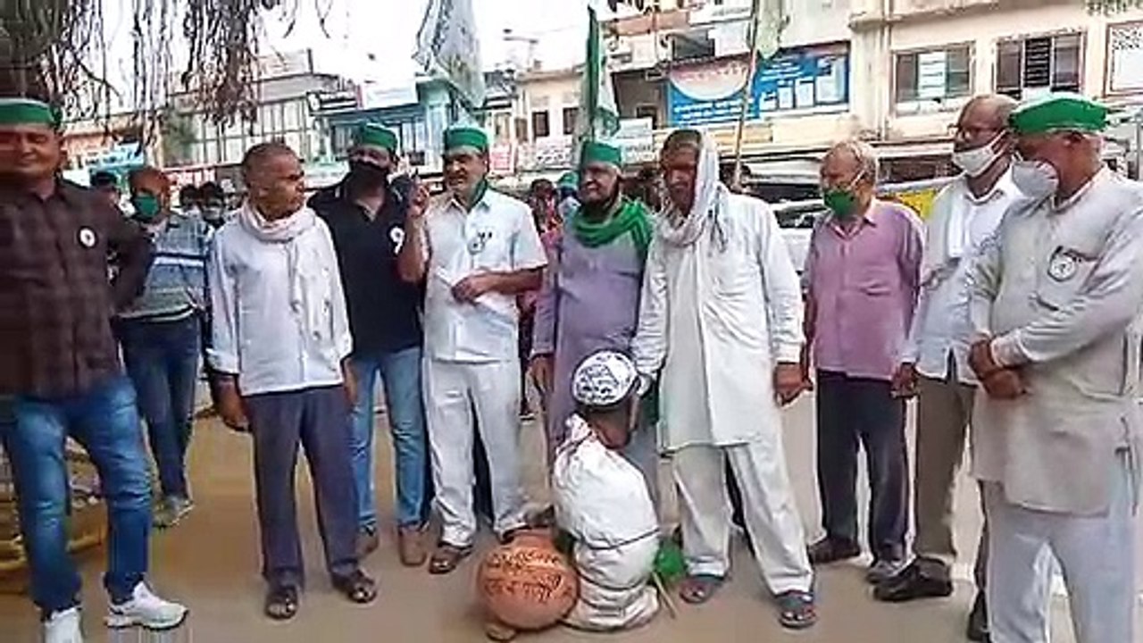 केंद्रीय मंत्री के खिलाफ किसानों ने किया मटका फोड़ प्रदर्शन