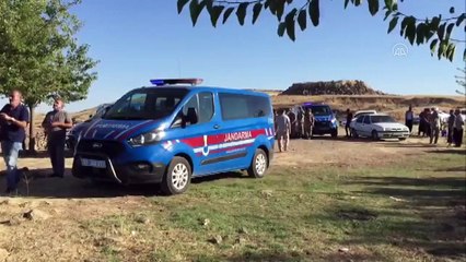 ŞANLIURFA - Atatürk Baraj Gölü'ne giren 3 kardeşten biri hayatını kaybetti, 2'si kayboldu