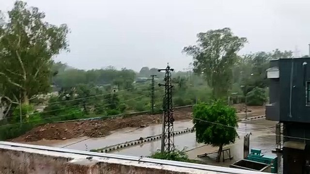 बिजली गर्जन के साथ झूमकर बरसे बदरा