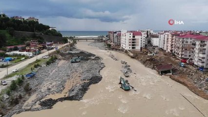 Arhavi ilçe merkezinin tekrar göle dönmemesi için Kapisre Deresi'nde tahkimat çalışması yapılıyor