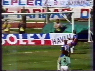 Télécharger la video: Bursaspor 3-0 Trabzonspor 22.04.1992 - 1991-1992 Turkish Cup Final 1st Leg (Ver. 2)