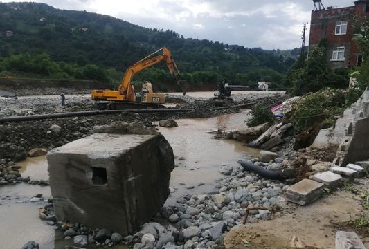 Arhavi'deki selde evleri yıkılan aile son anda kurtulmayı başardı