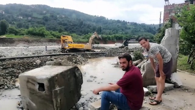ARTVİN - Arhavi'deki selde evleri yıkılan aile son anda kurtulmayı başardı