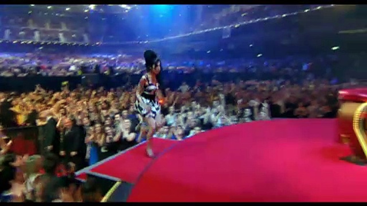 Dieci anni senza Amy Winehouse: fan in pellegrinaggio alla statua della diva