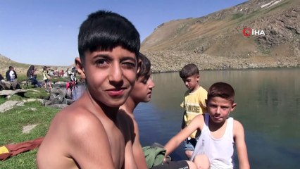 Sönmüş yanardağ gölünde rafting yaptılar