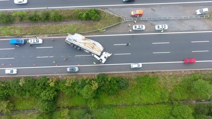 Anadolu Otoyolu'nda otomobille çarpışan tır devrildi: 1 yaralı