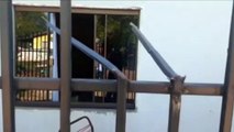 Ladrão danifica portão, quebra vidro de janela e revira imóvel por completo no Santos Dumont